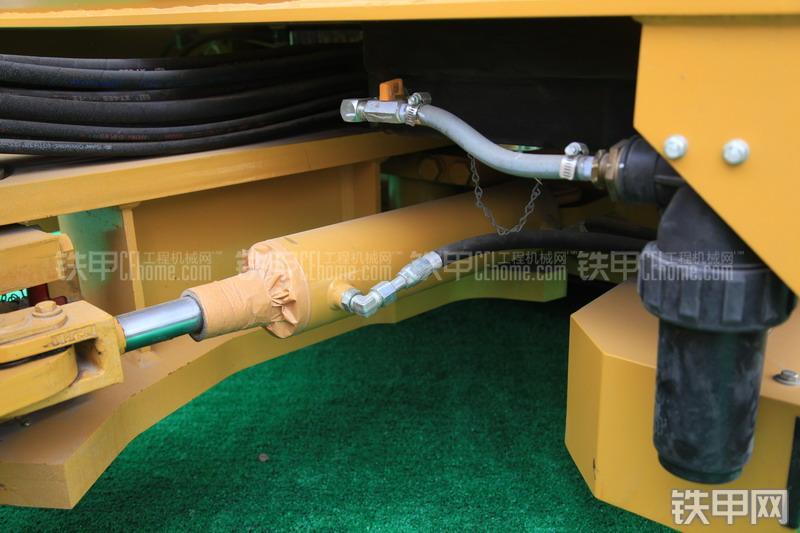 卡特彼勒CB564D压路机整机外观