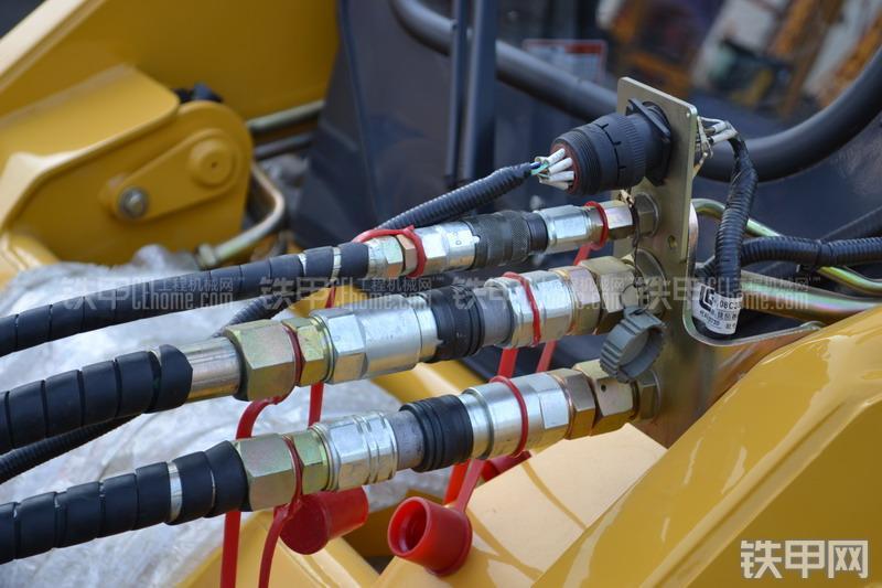 柳工CLG365A滑移装载机整机外观