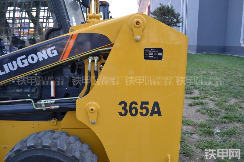 柳工CLG365A滑移装载机整机外观