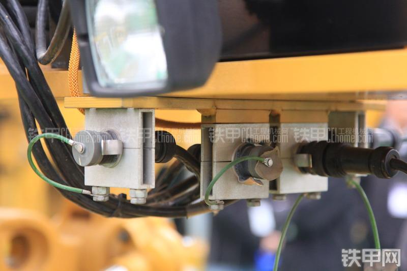 卡特彼勒140K平地机局部