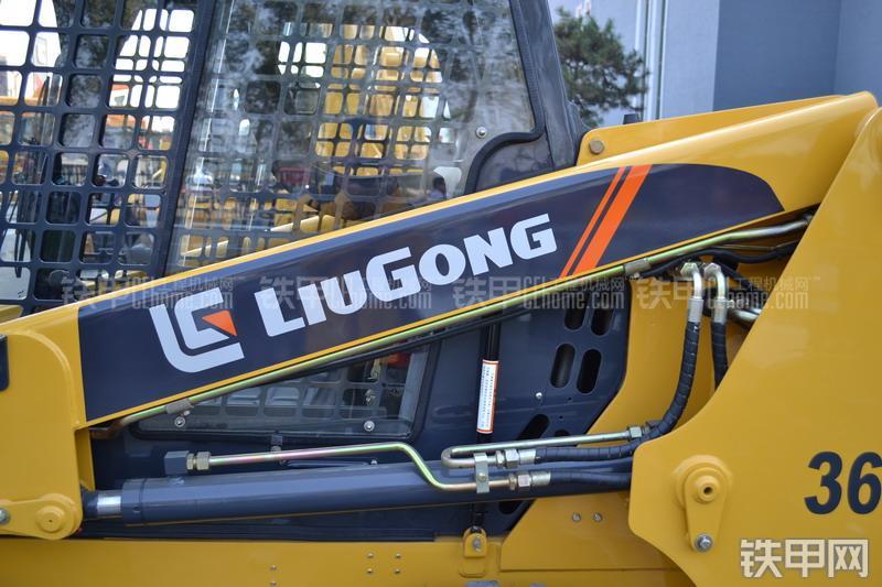 柳工CLG365A滑移装载机整机外观
