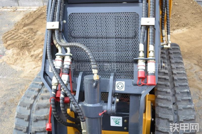 柳工CLG328滑移装载机整机外观