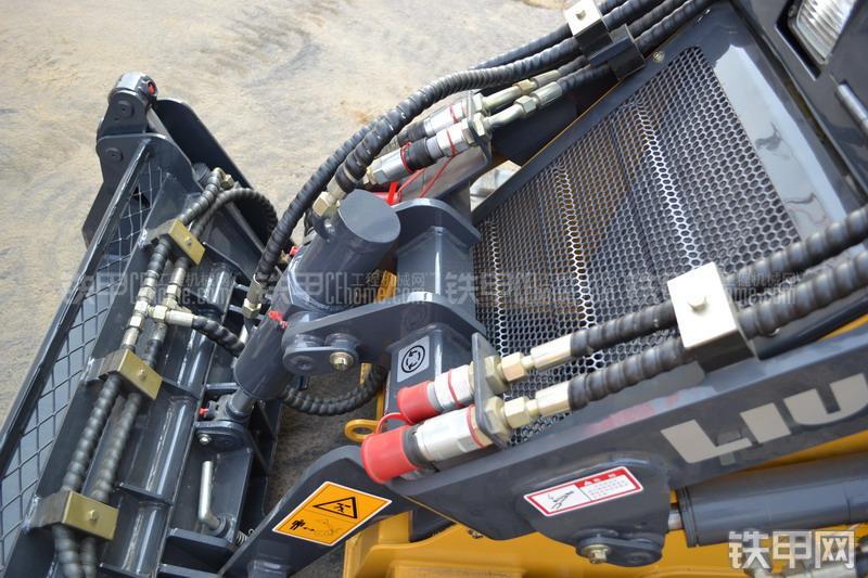 柳工CLG328滑移装载机整机外观