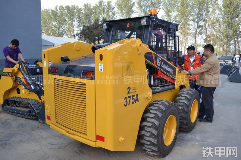 柳工CLG375A滑移装载机整机外观