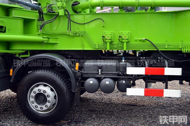 鸿得利HDL5430THB(奔驰)泵车整机外观