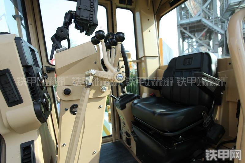 卡特彼勒140K平地机局部