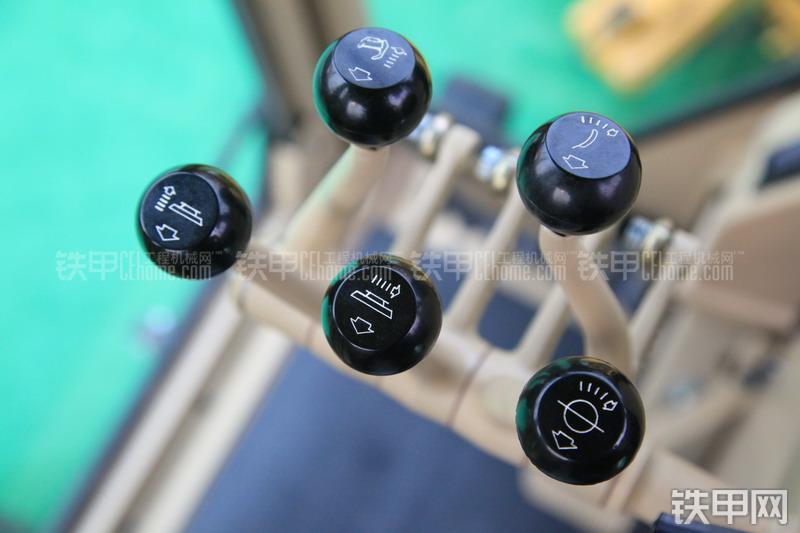 卡特彼勒140K平地机局部