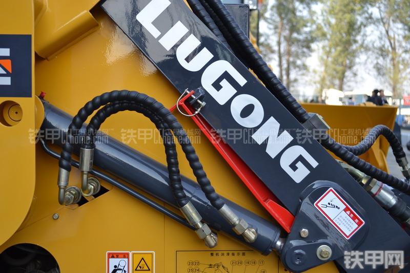 柳工CLG328滑移装载机整机外观