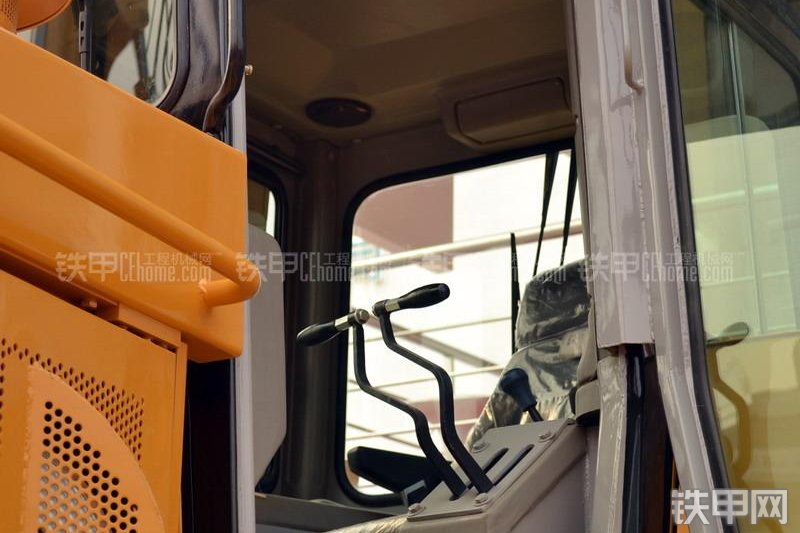 宣工SD7G高驱动型推土机整机外观