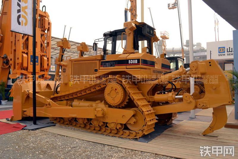 宣工SD8B高驱动推土机整机外观