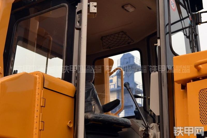 宣工SD8B高驱动推土机整机外观