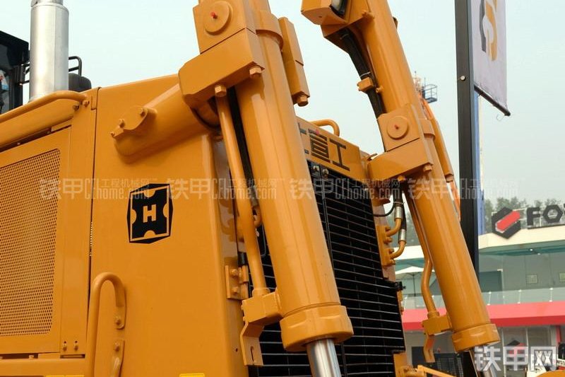 宣工SD8B高驱动推土机整机外观