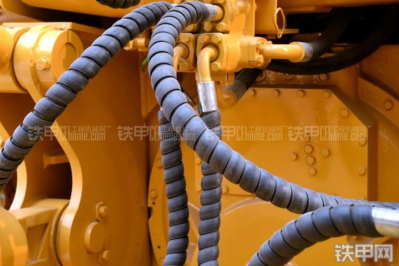 宣工SD8B高驱动推土机整机外观