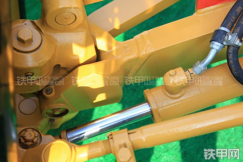 卡特彼勒140K平地机局部