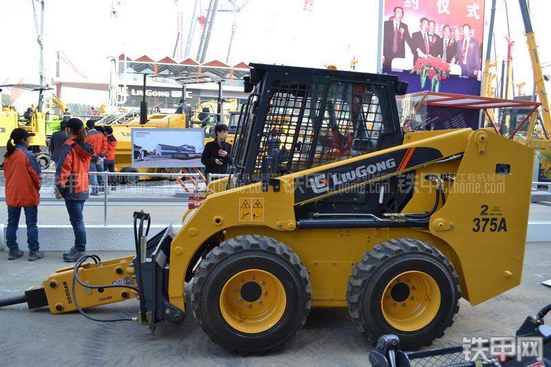 柳工CLG375A滑移装载机整机外观