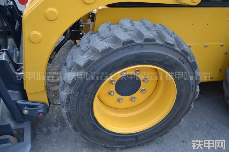 柳工CLG365A滑移装载机整机外观