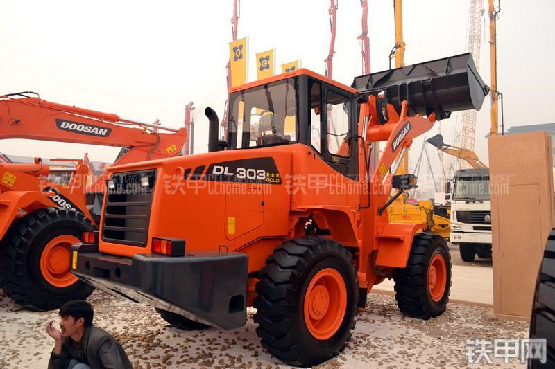 迪万伦DL303GOLD装载机整机外观