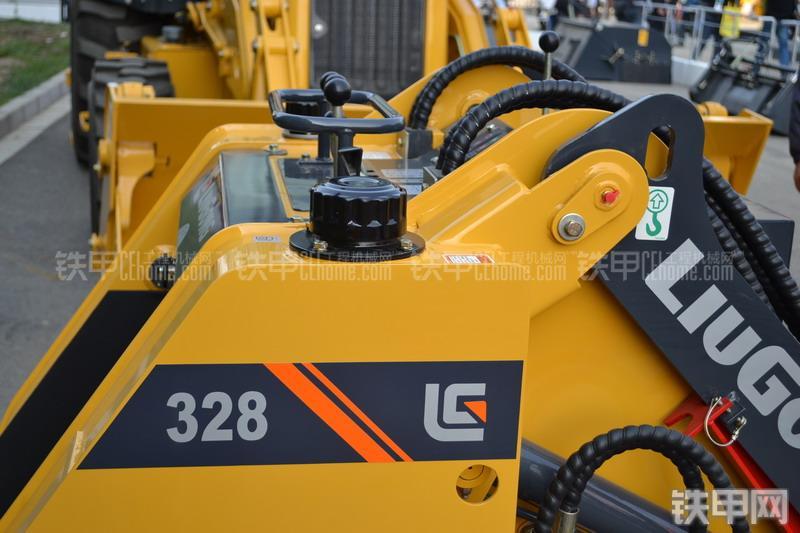 柳工CLG328滑移装载机整机外观