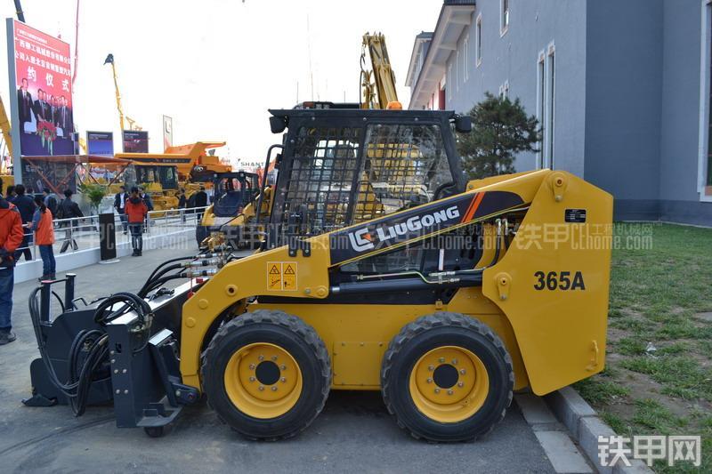 柳工CLG365A滑移装载机整机外观