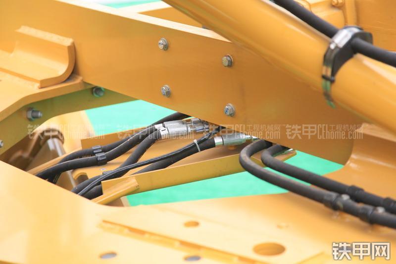 卡特彼勒140K平地机局部