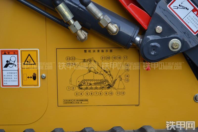 柳工CLG328滑移装载机整机外观