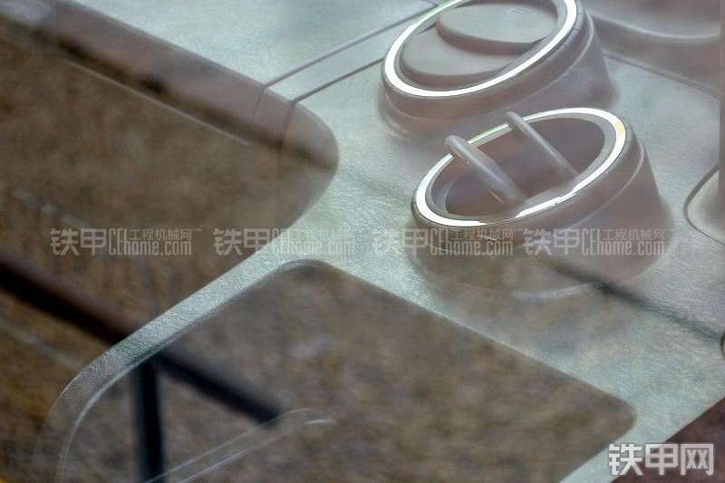 现代R385LC-9T挖掘机局部