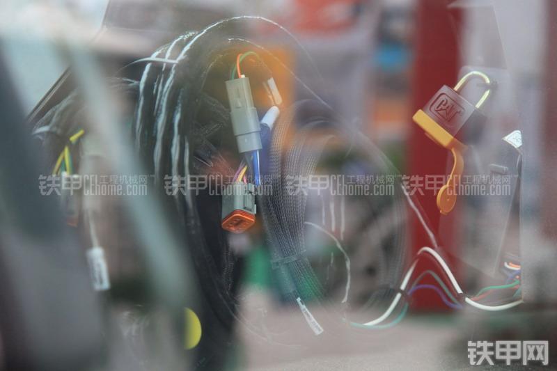 卡特彼勒CB564D压路机整机外观