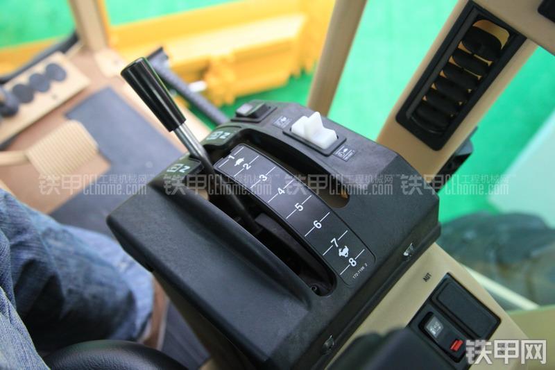 卡特彼勒140K平地机局部