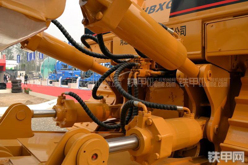 宣工SD8B高驱动推土机整机外观