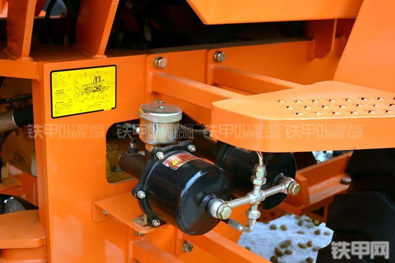 迪万伦DL303GOLD装载机整机外观