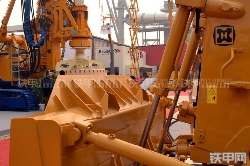 宣工SD7G高驱动型推土机整机外观