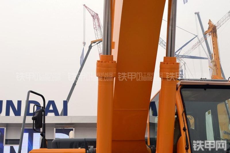 现代R385LC-9T挖掘机局部