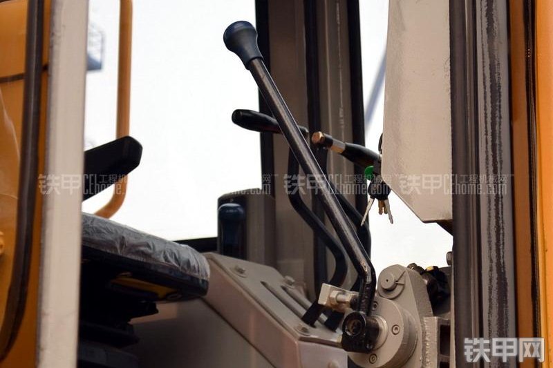 宣工SD8B高驱动推土机整机外观