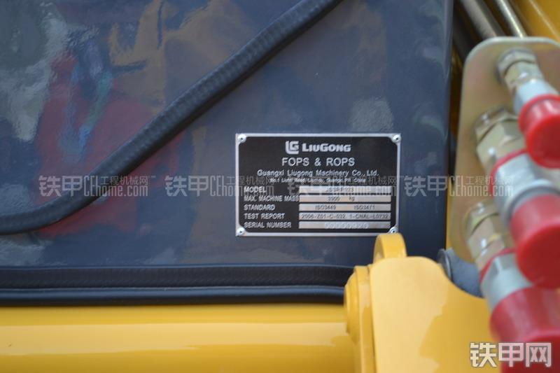 柳工CLG375A滑移装载机局部