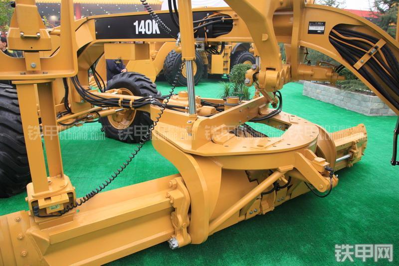 卡特彼勒140K平地机局部