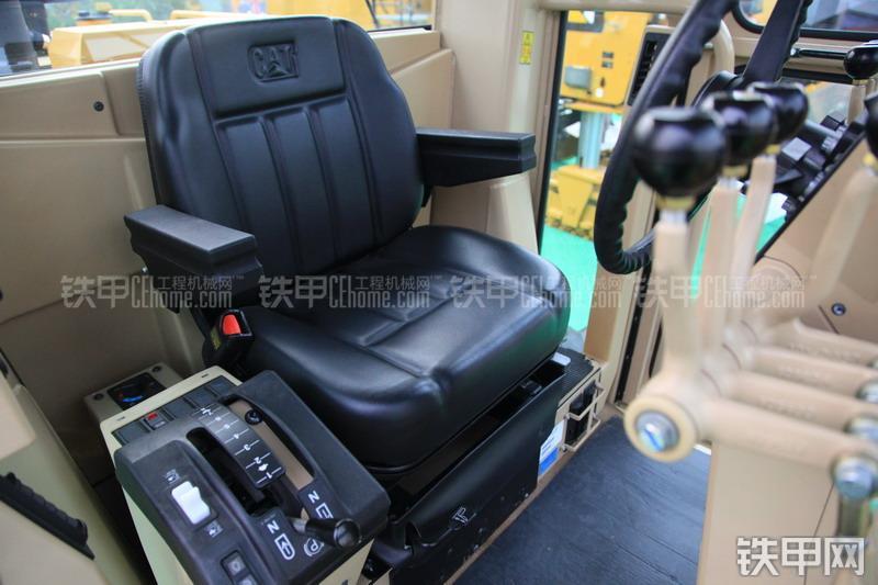 卡特彼勒140K平地机局部