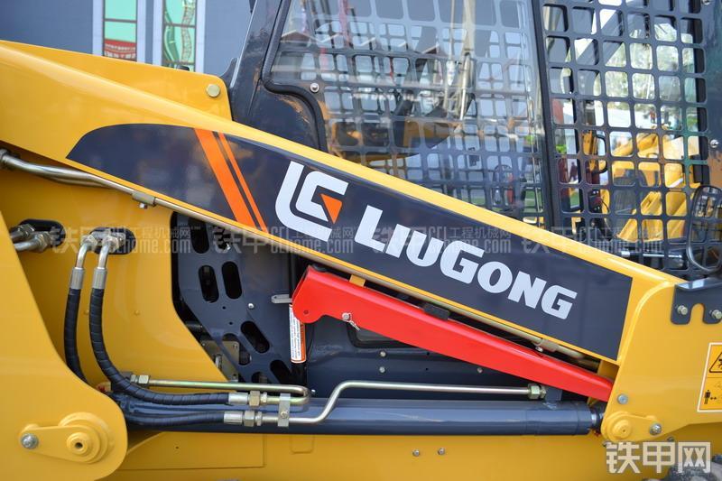 柳工CLG375A滑移装载机局部