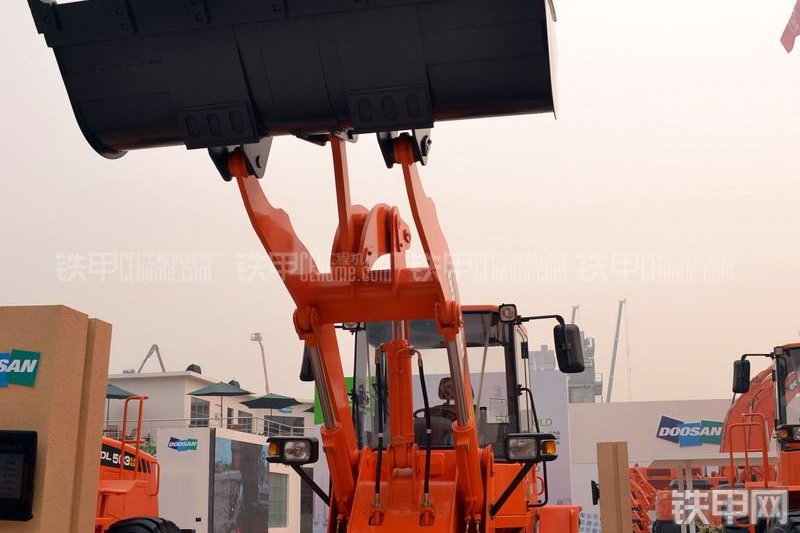 迪万伦DL303GOLD装载机整机外观