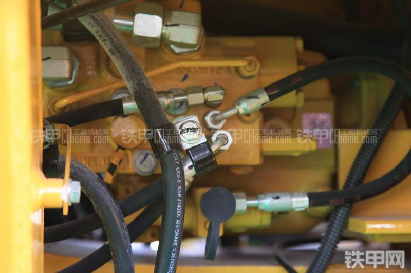 卡特彼勒140K平地机局部