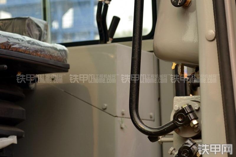 宣工TY165-2液力型推土机整机外观