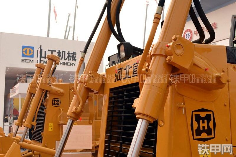 宣工TY165-2液力型推土机整机外观