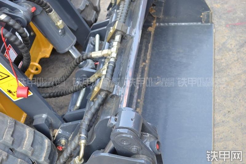 柳工CLG328滑移装载机整机外观