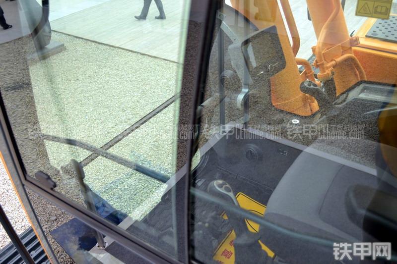 现代R385LC-9T挖掘机局部