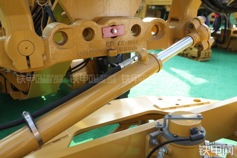 卡特彼勒140K平地机局部