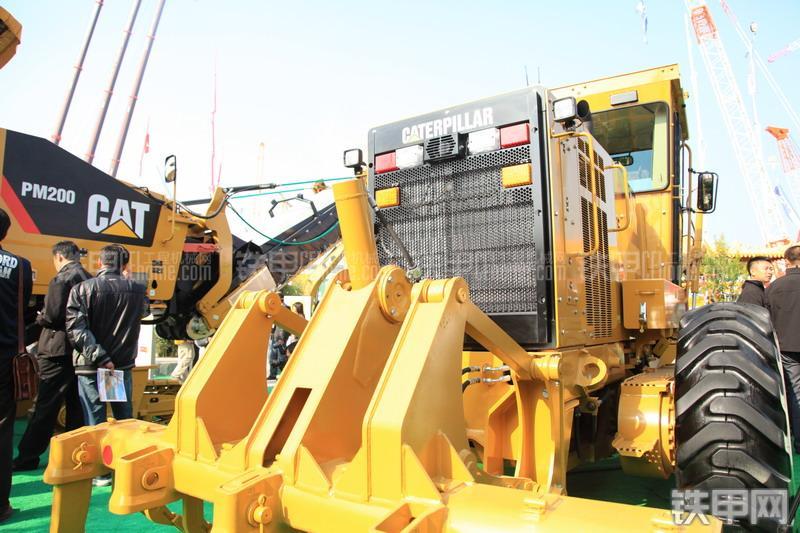 卡特彼勒140K平地机局部