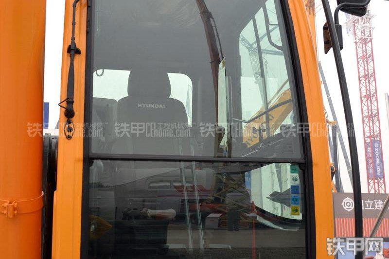 现代R385LC-9T挖掘机局部