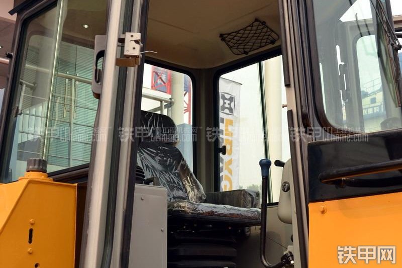 宣工TY165-2液力型推土机整机外观