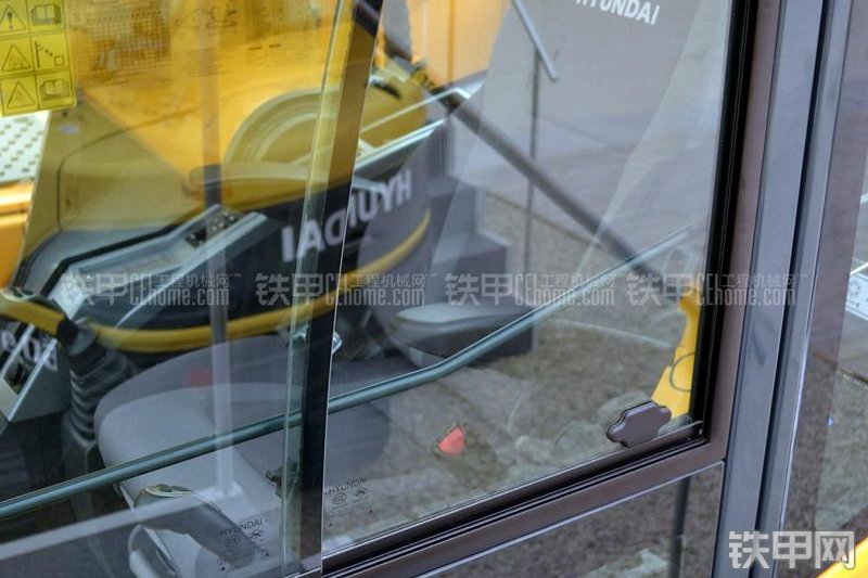 现代R385LC-9T挖掘机局部