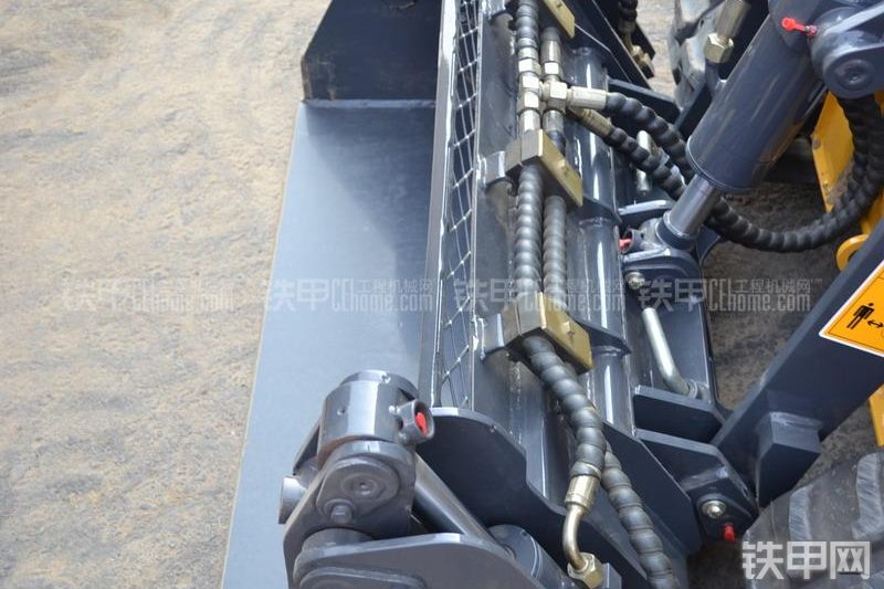 柳工CLG328滑移装载机整机外观