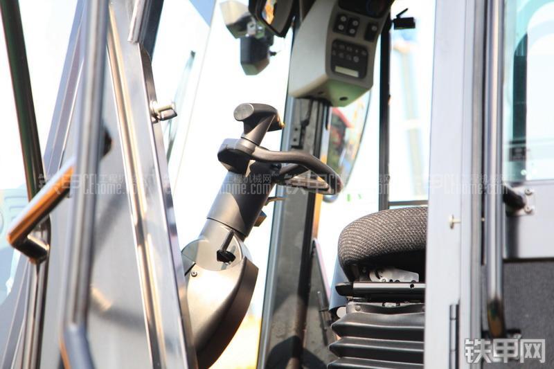 卡特彼勒980H装载机局部